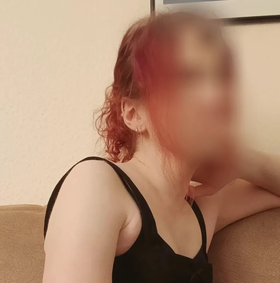 Manuela, 37